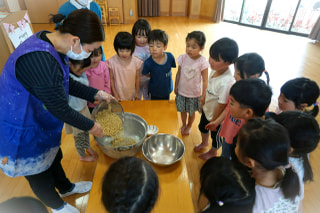 食育活動（味噌作り）前編